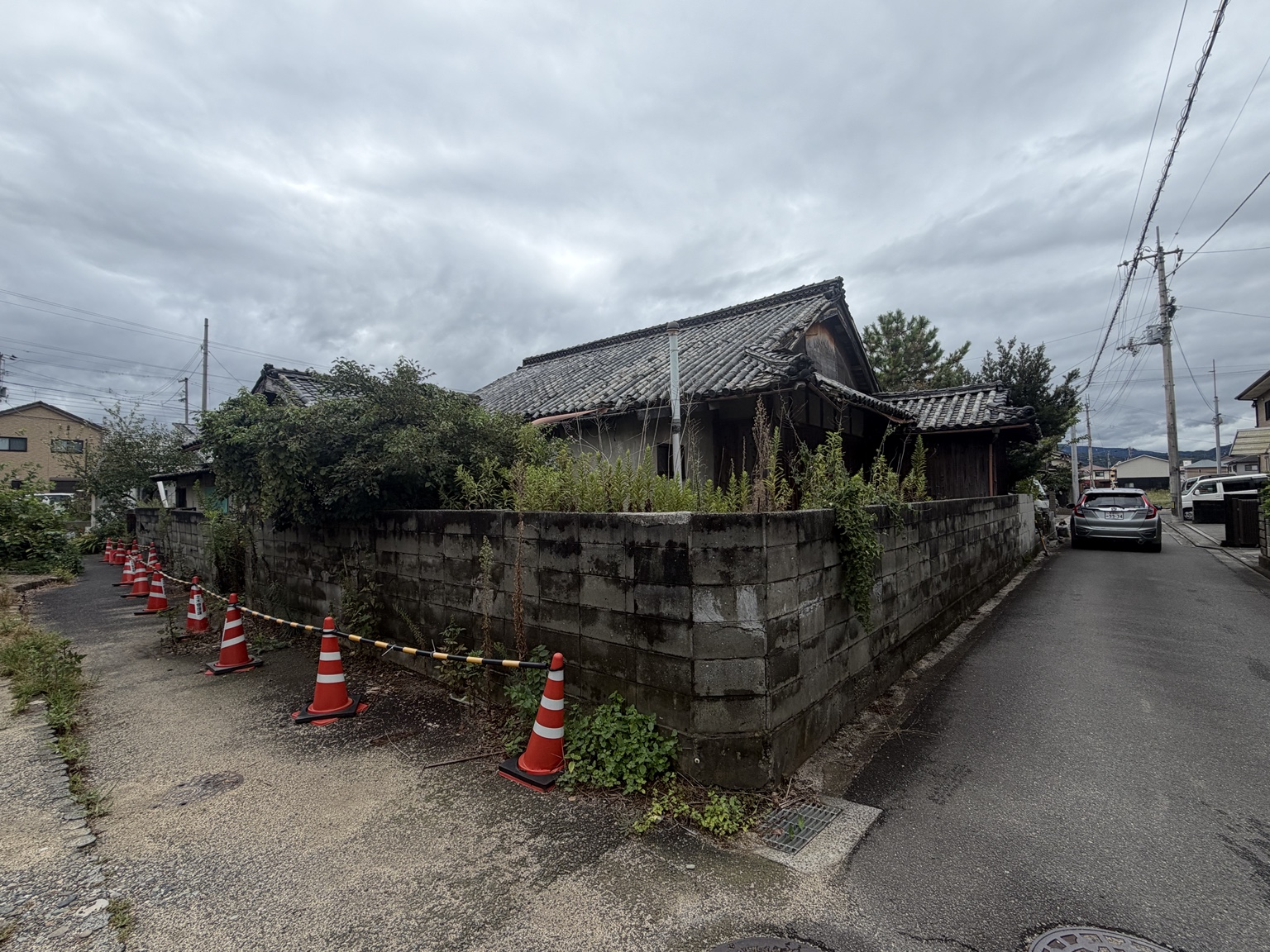 道路沿いに建つ住宅の外観。